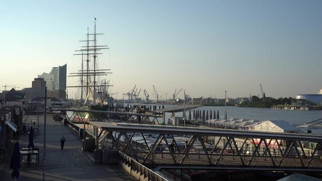 Hamburg Landungsbr&uuml;cken im Sommer am Morgen - Hamburger Hafen mit Blick auf die Elbe und Hafencity