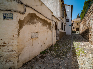 Obraz premium narrow street in the old town of Granada with Old Albaicin buildings, Spain