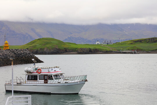 Landschaftsbild mit Vi&eth;eyjarstofa Haus auf der Insel Vi&eth;ey im Hafen von Reykjavik, Island