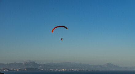 Faro y Salinas de Santa Pola, mirador y personas haciendo parapente