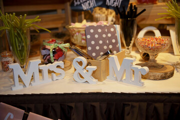 Auf einer Hochzeit ist ein Tisch aufgebaut mit vielen Süßigkeiten, Gummibärchen. Meistens wird es für die Kinder gemacht, so dass sie zwischendurch naschen können. Ungesund, aber lecker