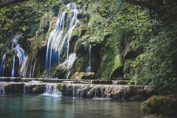magnifique cascade dans une forêt, un îlot de fraîcheur. La cascade des Tufs près d'Arbois dans le Jura en France
