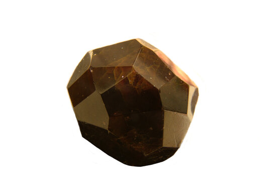 Cristallo naturale di granato con la sua tipica forma a dodecaedro.