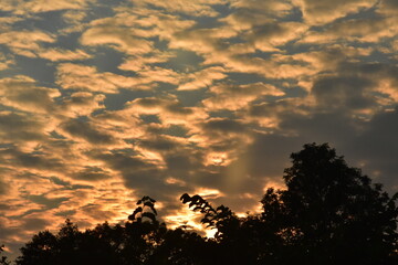 złote chmury o zachodzie słońca