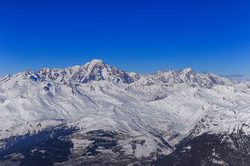 Fototapeta na wymiar Station de ski française, beaux sommets enneigés dans les Alpes