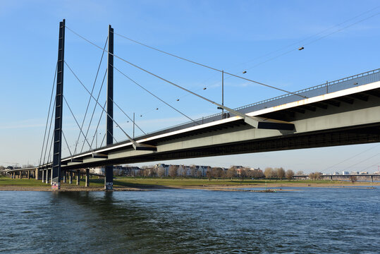 kniebrücke über rhein in düsseldorf, deutschland © Eduard Shelesnjak
