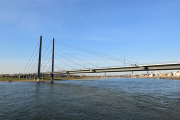 Fototapeta na wymiar kniebrücke über rhein in düsseldorf, deutschland