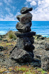 Equilíbrio com pedras junto à costa