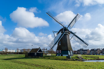 Obraz premium Old dutch windmill at the greenfield.