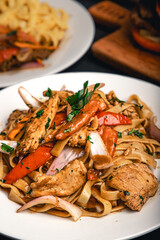 fettuccinis saltados con pollo y verduras