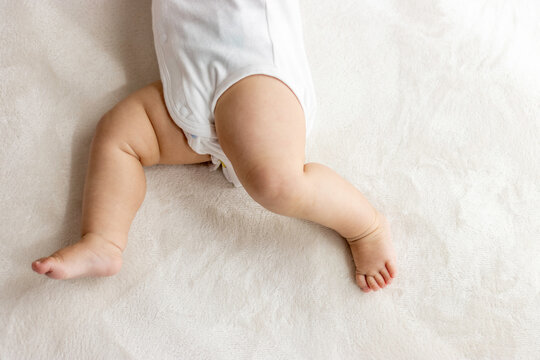 走るポーズをしている赤ちゃんの足（0歳、生後8か月、日本人、女の子）