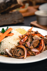 Arroz con lomito saltado y huevo