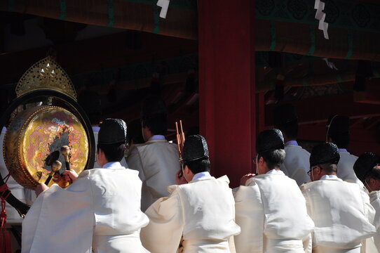 日本の神社の白装束と雅楽