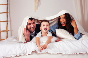 Obraz na płótnie Canvas happy smiling family together at home, lifestyle people concept