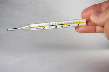Termômetro de mercúrio indicando febre alta
