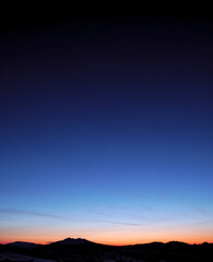 山の稜線と美しいグラデーションの夜明けの空。