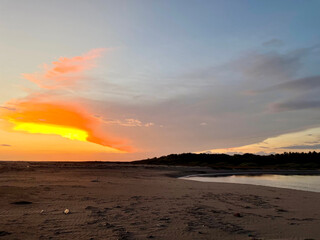 Fototapeta na wymiar colorful clouds for a beautiful sunset on a paradise beach
