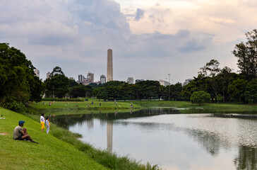 Fototapeta na wymiar Parque Ibirapuera em São Paulo durante as restrições de circulação de pessoas. Lago do parque e Obelisco ao fundo. 
