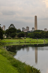 Fototapeta na wymiar Parque Ibirapuera em São Paulo durante as restrições de circulação de pessoas. Lago do parque e Obelisco ao fundo. 