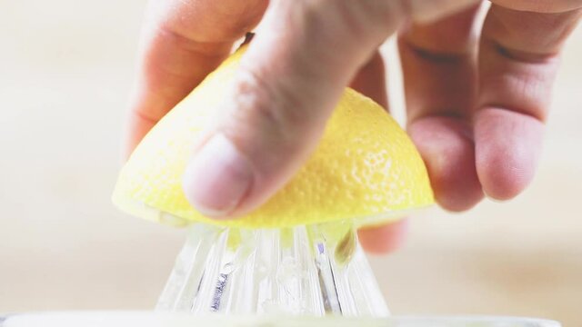 Frische Zitrone - von Hand ausgepresst. Vorbereitungen f&uuml;r Vitamin C beim kochen. 