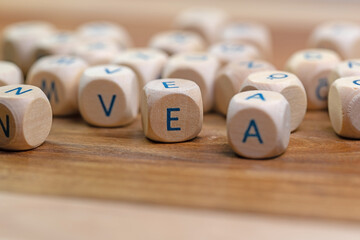 Viele Holzwürfel mit aufgedruckten Buchstaben