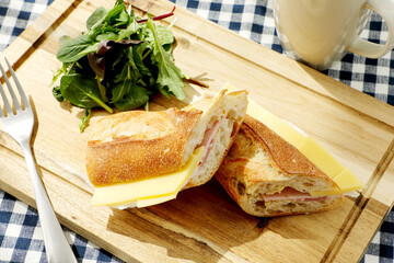 バケットサンドイッチとサラダとコーヒー