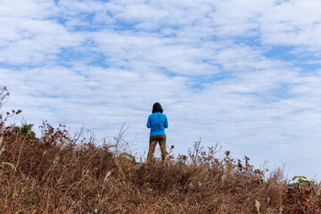 山で休憩中の女性