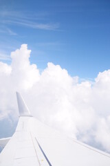 Fototapeta na wymiar 飛行機で上空から撮影した空と雲