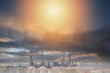 Obraz premium Peyrochemical Industry of Oil refinery plant oil and gas with oil storage tank