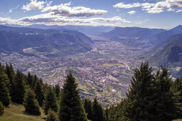 Dorf Tirol mit Blick auf Meran