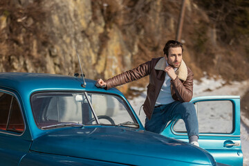 Naklejka premium Man on a retro car