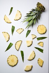 Ananas in Stücke am Boden verteilt