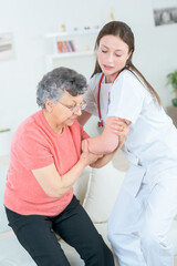 Obraz premium helping old lady to sit sofa