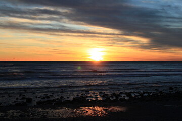 Obraz premium A scenic landscape photo of sunset