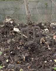 fourche dans tas de compost pour le jardinage