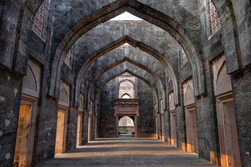 Plakat Hindola Mahal is a large meeting hall in the ancient Indian city of Mandu, Madhya Pradesh, India.