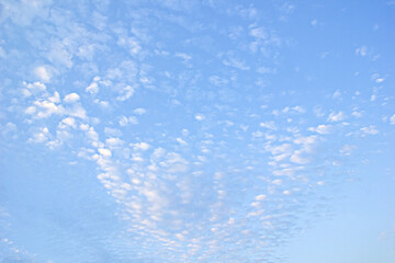 Fototapeta na wymiar Красивые кучевые облака на ярком синем небе.