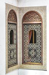 Mit Ornamenten verzierte arabische Fenster in Fes Marokko