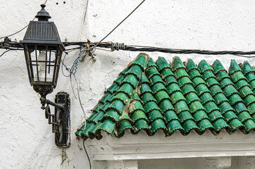 Stasse in Medina von Tanger mit Lampe und gründen Ziegeln