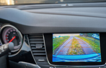 Display im Armaturenbrett eines Autos mit Blick auf die Rückfahrkamera zur Hilfe beim Rückwärtsfahren oder Einparken