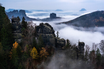 behind the wall - Hinter der Mauer