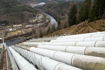 Die Fallrohre des Pumpspeicherwerkes Hohenwarte, welches Strom erzeugt, indem Wasser aus dem...