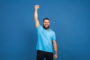 Naklejka premium Caucasian man's portrait isolated on blue studio background with copyspace
