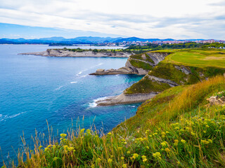 Obraz premium Vista desde el cabo Mayor hacia el cabo Menor a la entrada de la bahía de Santander, España