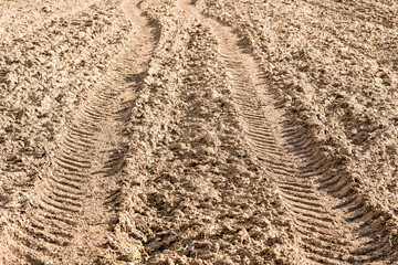 Empreintes d'un tracteur dans la terre
