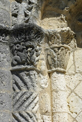 Obraz premium Colonne sculptée sur façade d'Eglise