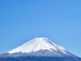快晴の3月、雪をかぶった富士山を本栖湖から望む 山梨県 身延町