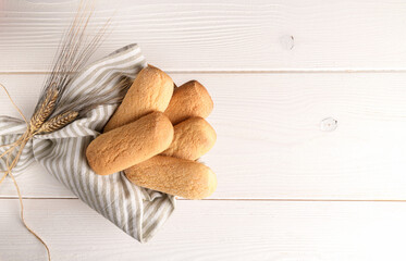 Fototapeta na wymiar Freshly baked italian homemade crunchy cookies called biscotti caserecci in a basket. A delicious treat for gourmets, sweet breakfast. Biscuits on a white wooden background