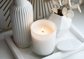Luxurious white tray decoration, home interior decor with burning candle - obrazy, fototapety, plakaty
