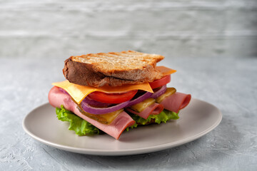 Sandwich with ham, tomatoes, lettuce and yellow cheese